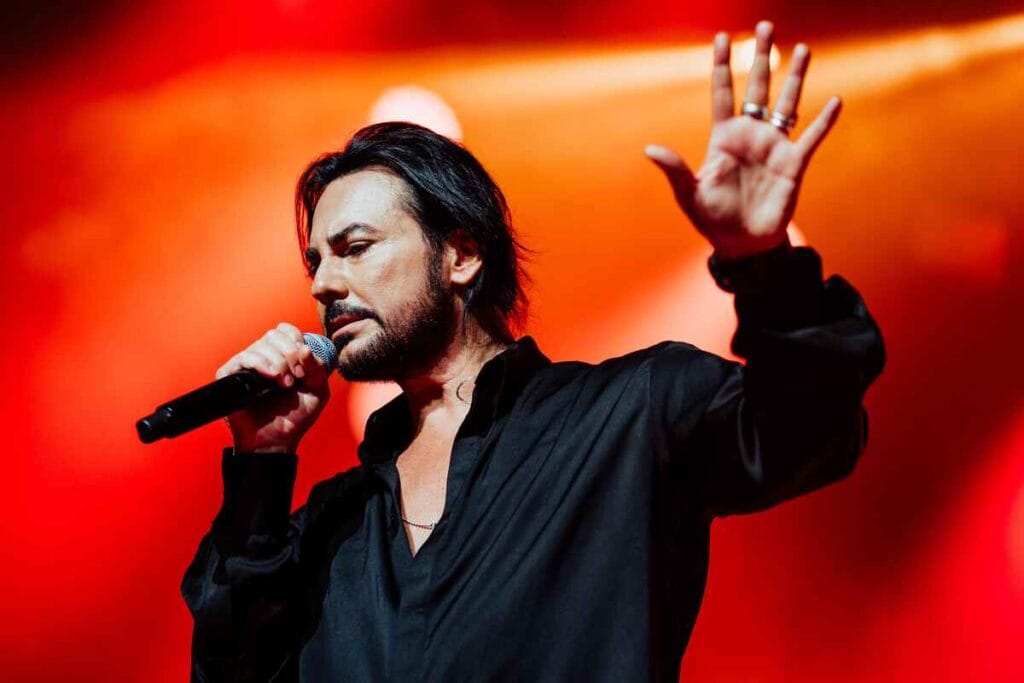 Beto Cuevas en concierto