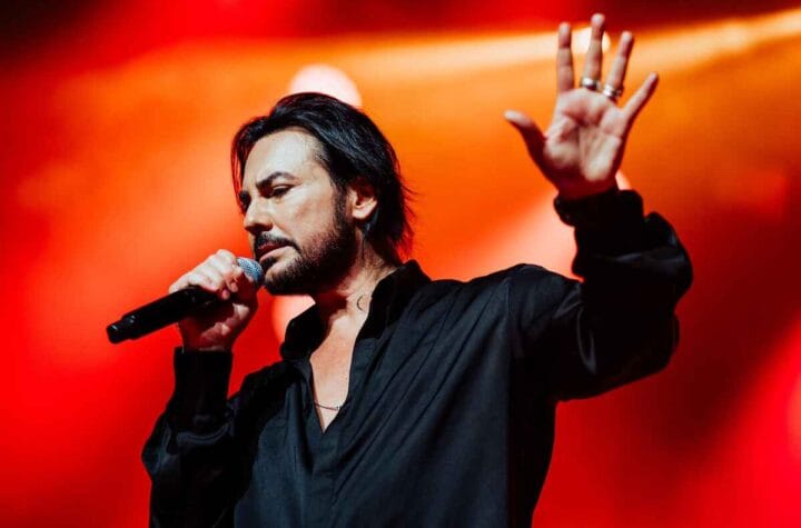 Beto Cuevas en concierto