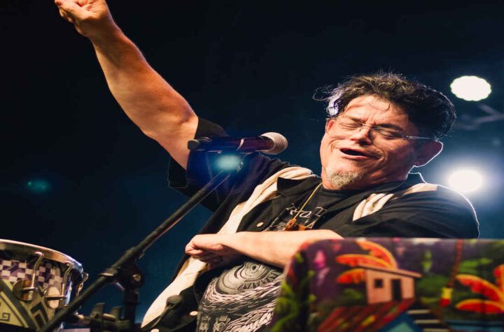 Joe Vasconcellos en concierto